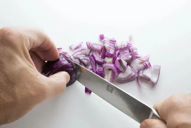 Picar cebolla se puede convertir en un martirio a la hora de cocinar. Foto: Pexels