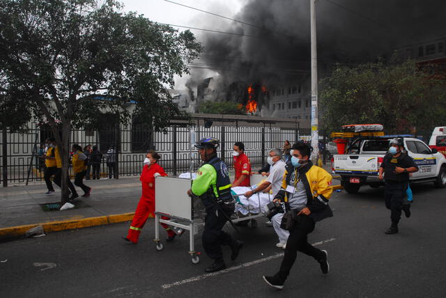 Fuego destruye edificio clausurado por municipalidad