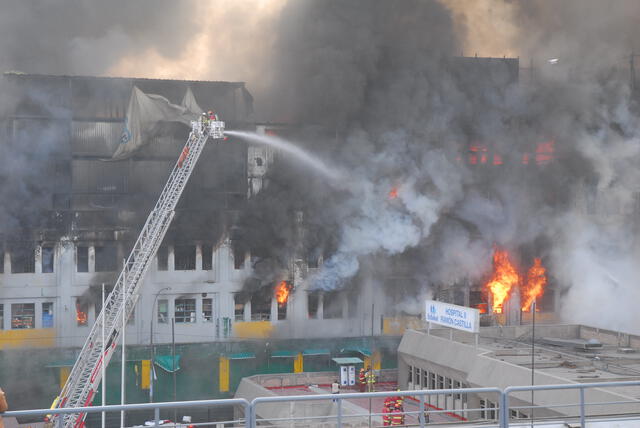 Fuego destruye edificio clausurado por municipalidad