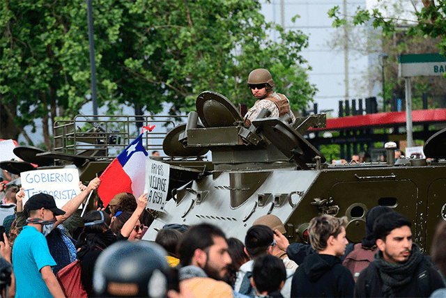 Ejército ocupa las calles de Chile antes protestas por alza de precios del Metro de Santiago. Foto: AFP