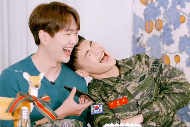 Onew y Minho ríen tras hablar por teléfono con Key. Foto: captura VLive Onew y Minho ríen tras hablar por teléfono con Key. Foto: captura VLive