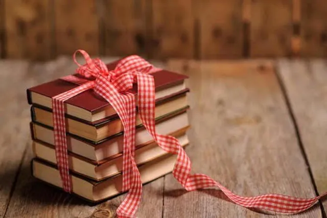 Los libros son una gran opción para regalar en Navidad