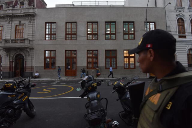 Agentes de la Policía Nacional en los exteriores de la Sala Penal Nacional. Foto: Melissa Merino / La República.