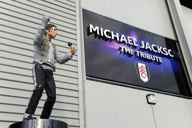 El Fulham tuvo una estatua del cantante de pop, Michael Jackson. Foto: Libertad Digital.