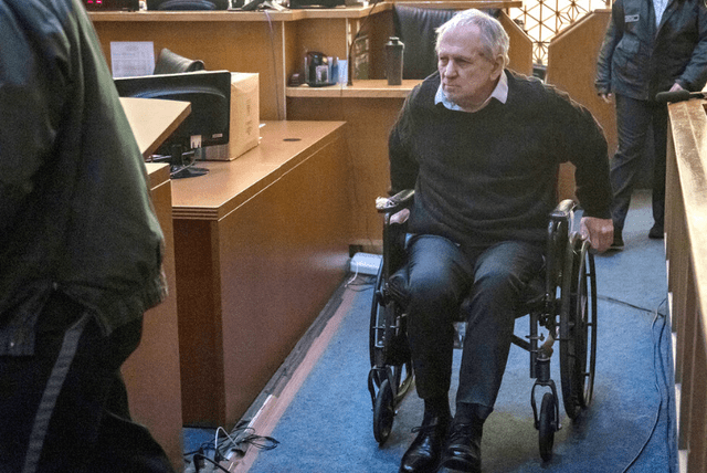 Koehler compareció en silla de ruedas. Foto: AP   