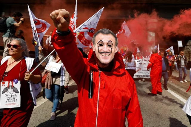  Manifestante con una máscara de Emmanuel Macron. Foto: Infobae<br>    