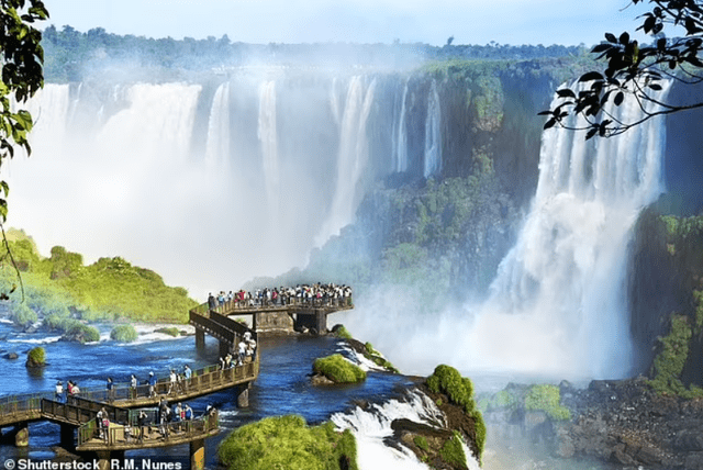 Las Cataratas del Iguazú, consideradas una de las grandes maravillas naturales del mundo, se encuentran en la frontera entre Brasil y Argentina. Foto: Shutterstock   