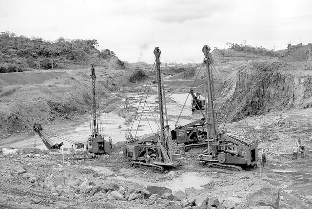 Fotografía tomada en junio de 1942, durante las excavaciones realizadas por Estados Unidos en la entrada del antiguo canal francés, a 15 km al oeste de la Ciudad de Panamá, donde se planeó la construcción del canal de Panamá. Foto: AFP   