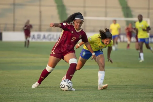 La Vinotinto femenina Sub-17 intentó hacerle frente a Brasil, pero no prosperó sus ocasiones de gol. Foto: FemeninoFVF/X    