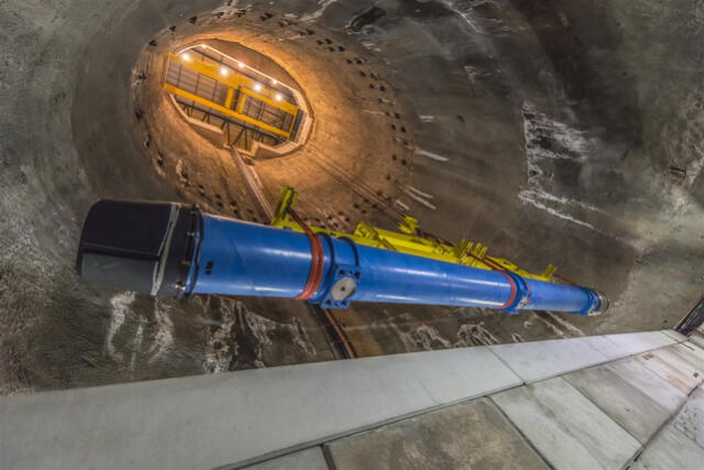  Reemplazo de uno de los imanes dipolo del LHC. Foto: Maximilien Brice/CERN   