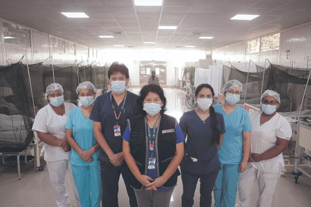  Equipo. Doctora Diamantina Moreno (al centro) y personal de salud de la Uviclin para el dengue del hospital Sergio Bernales. Foto: Marco Cotrina   