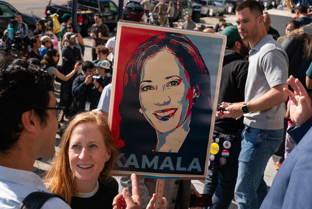  Cientos de personas se dieron sitio para manifestar su apoyo a Kamala Harris luego de que Joe Biden retirara su candidatura. Foto: AFP    