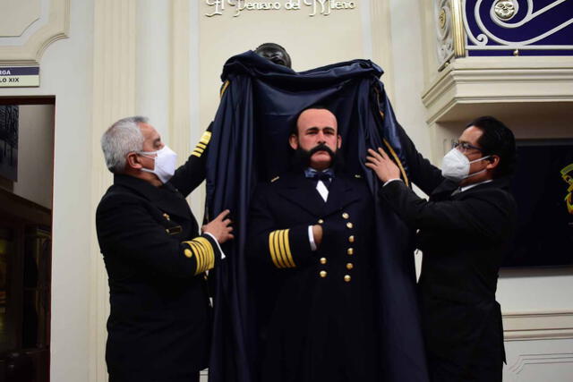  Foto: Estatua hiperrealista de Miguel Grau Seminario en el Museo Naval del Callao.<br>   