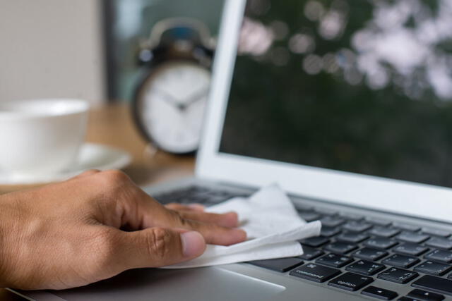 Limpiar el polvo del teclado también ayuda a cuidar su buen funcionamiento. Foto: auslogics   