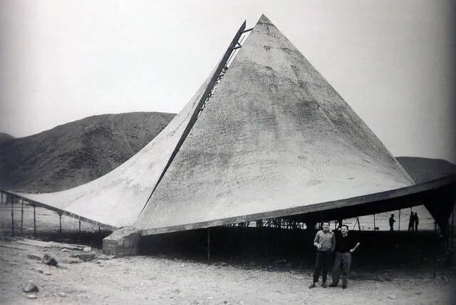  La parroquia San Pedro Nolasco, Ventanilla, iniciando su construcción en los años 60. Foto: Henri Ciriani Architecture 1960-2000   