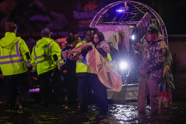  Los vientos huracanados de Helene derribaron árboles, postes de luz y causaron daños estructurales en edificios. Foto: X/firehorse249791   