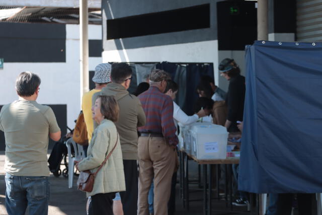 Decenas de chilenos acuden a las urnas para emitir su voto. Foto: Servel 