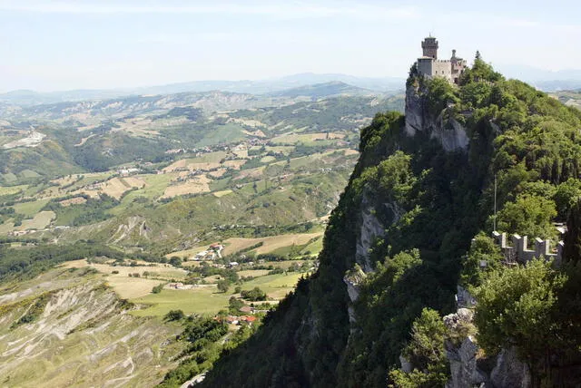 San Marino, con una superficie de 61 km² y una población de 30,000 habitantes, es considerada la república más antigua del mundo, fundada en el año 301 por el cristiano Marino. Foto: AFP   