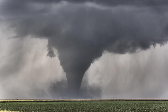  Un tornado es un fenómeno meteorológico violento que consiste en una columna de aire en rotación intensa. Foto: Niccolò Ubalducci / Flickr   