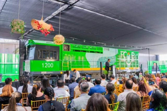 Chile ha inaugurado el primer tren de hidrógeno de Sudamérica, en un esfuerzo por descarbonizar el transporte ferroviario. Foto: Cooperativa cl Chile ha inaugurado el primer tren de hidrógeno de Sudamérica, en un esfuerzo por descarbonizar el transporte ferroviario. Foto: Cooperativa cl