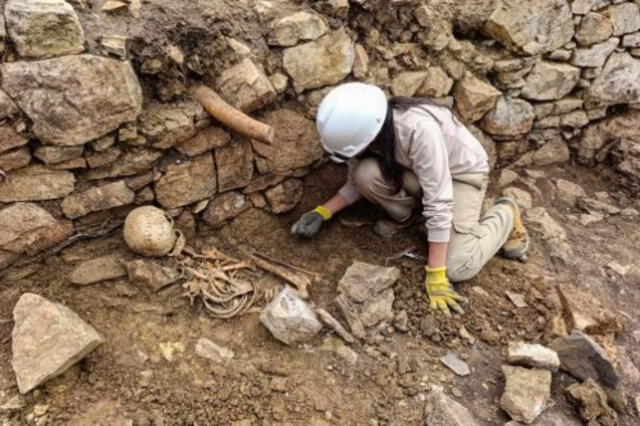 Los arqueólogos encontraron dos cuerpos. Foto: Andina. Los arqueólogos encontraron dos cuerpos. Foto: Andina.