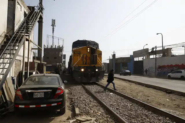 El tren que transita actualmente por la vía Lima-Chosica. No hay señalizaciones ni seguridad. Foto: Sebastián Blanco   