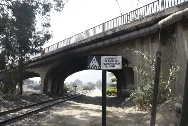 Puente en los rieles de la vía Lima-Caltrain. Foto: Sebastián Blanco   