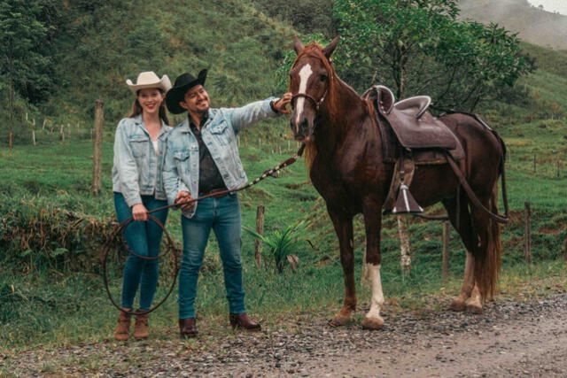 Con Juleisy Müller, presente en todos los videoclips de Arnold Wismann. Foto: Difusión. Con Juleisy Müller, presente en todos los videoclips de Arnold Wismann. Foto: Difusión.