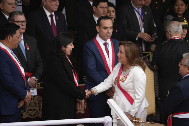 Dina Boluarte saluda a Janet Tello. Dina Boluarte saluda a Janet Tello.