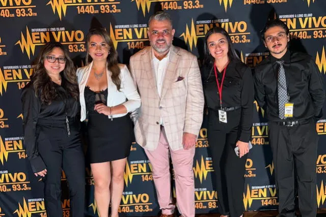  Natalia Fino convive con otros colombianos en la radio de Nueva York. Foto: Natalia Fino.   