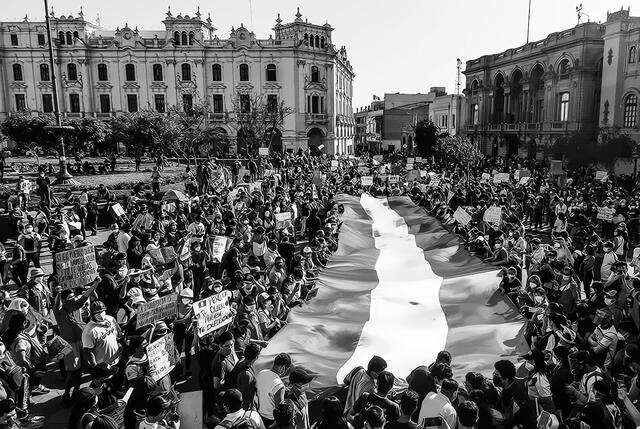 Multitudinaria protesta en Lima contra el nuevo Gobierno