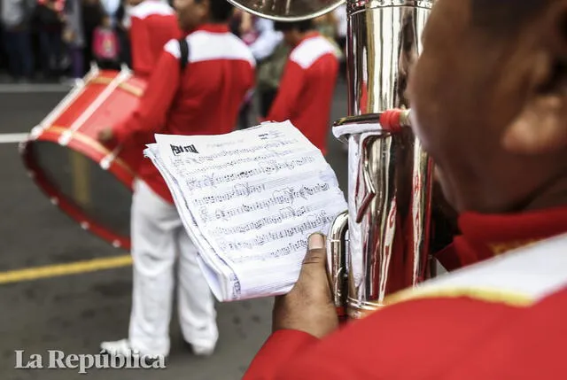 Bandas y danzantes folklóricos alegraron las calles del centro de Lima este domingo [FOTOS]
