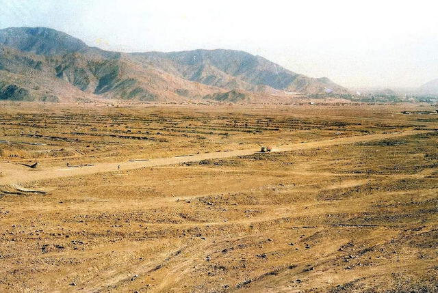 Captura fotográfica de 1982 de la habilitación del terreno por parte del Estado para la construcción de la urbanización Mariscal Cáceres, ubicada en la parte alta de las pampas de Canto Grande. Foto: Jorge Martínez Purizaga.    