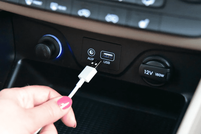 ¿Por qué no debo cargar mi teléfono en el puerto USB del auto? Aquí te lo explicamos