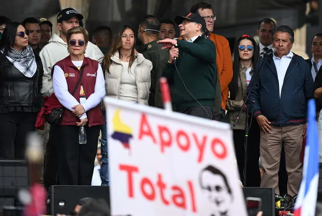 Gustavo Petro anunció la decisión de romper relaciones diplomáticas con Israel durante la marcha por el Día del Trabajo, en Colombia. Foto: AFP   
