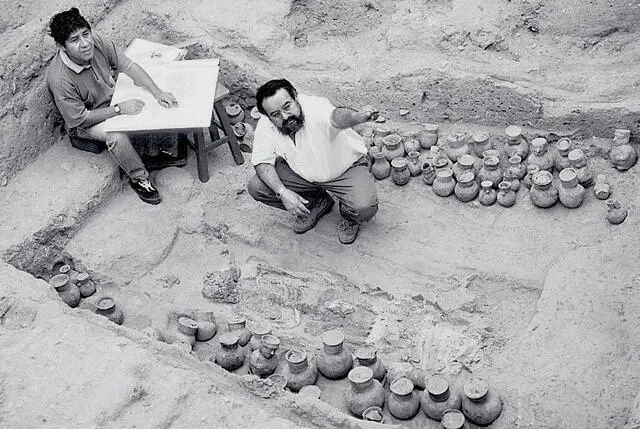  El arqueólogo cajamarquino Walter Alva durante las excavaciones de la tumba del Señor de Sipán. Foto: Eduardo Iberico.    