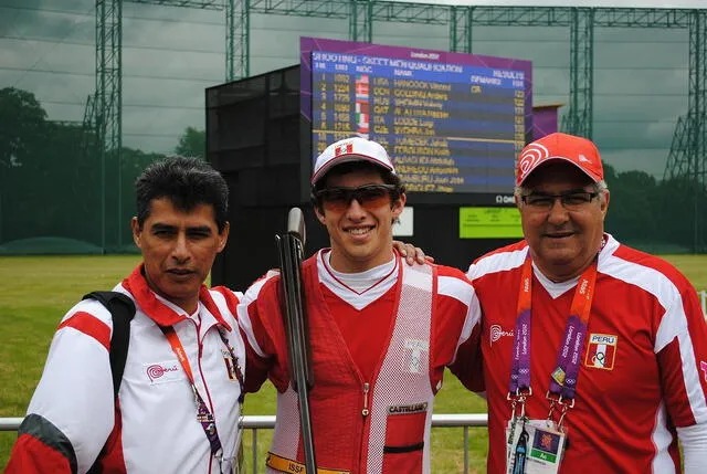  Nicolás Pacheco junto a sus entrenadores, en los Juegos Olímpicos Tokio 2020.   