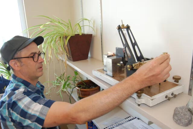  Michael Thorne, profesor de geología, utiliza un sismógrafo para las mediciones de terremotos. Foto: Brian Maffly   