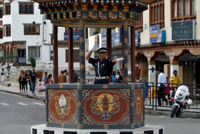 Los policías de Thimphu son los encargados de regularizar el tráfico. Foto: Tripadvisor   