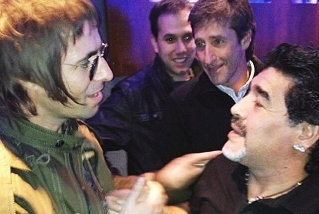 Liam Gallagher volvió a encontrarse con Maradona en la victoria del Manchester City sobre el United del 2012. Foto: Liam Gallagher/X    