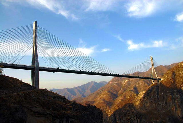 Tiene una longitud total de 1,124 metros, lo que lo convierte en uno de los puentes más largos de México. Foto: Viaujabonito   