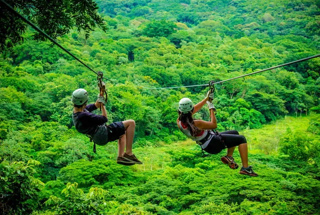 Costa Rica fue pionera en ecoturismo y es reconocida mundialmente por su enfoque en sostenibilidad. Más del 25% de su territorio está protegido, lo que atrae a viajeros interesados en la conservación y el turismo responsable. Foto: camacoes   