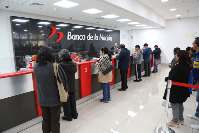 Trabajadores públicos cobrando en el Banco de la Nación.    