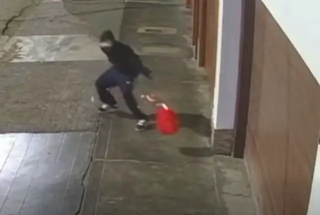 Delincuentes dejaron dinamita en el frontis de CSinergia. Foto: captura Facebook Delincuentes dejaron dinamita en el frontis de CSinergia. Foto: captura Facebook