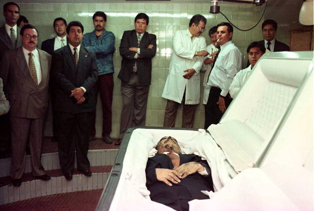 A group of police pathologists and Mexico's special prosecutor for narcotics, Mariano Heran Salvatti..