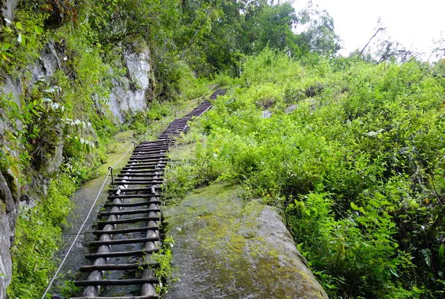 Para llegar a la cima de la montaña Putucusi se debe ascender por una escalera vertical de muchos peldaños. Foto: MachuPicchuTravel.