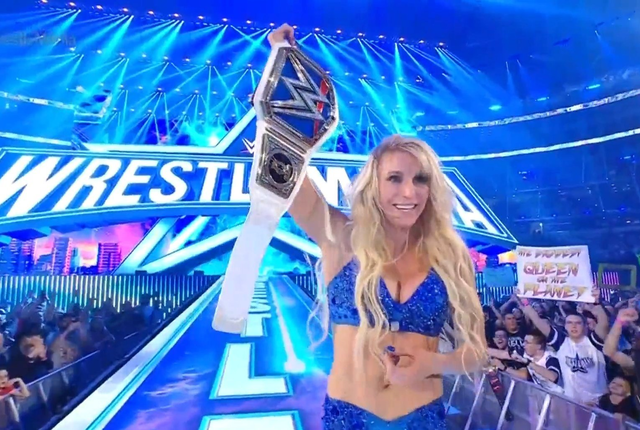 Charlotte retirándose del ring tras vencer a Ronda Rousey en Wrestlemania 38. Foto: difusión