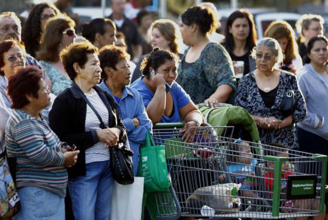 Muchos latinos han quedado a la deriva debido al alto índice de desempleo que ha provocado la crisis económica en Estados Unidos. (Foto: El País)