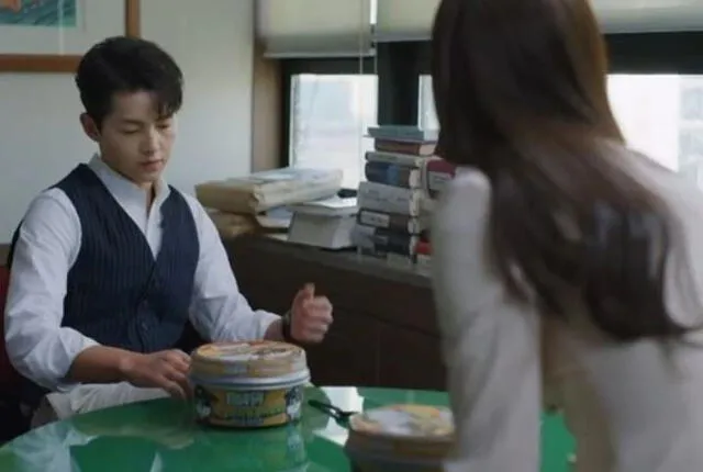 Song Joong Ki sosteniendo el producto que generó polémica durante emisión de Vincenzo. Foto: captura tvN