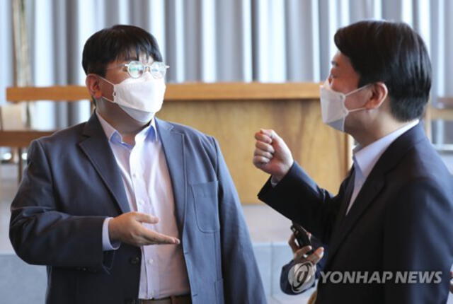 Bang Si Hyuk y Ahn Cheol Soo en la visita de funcionarios a HYBE. Foto: Yonhap